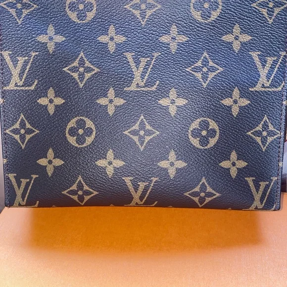 Louis Vuitton toiletry pouch 19 - Picture 8 of 12